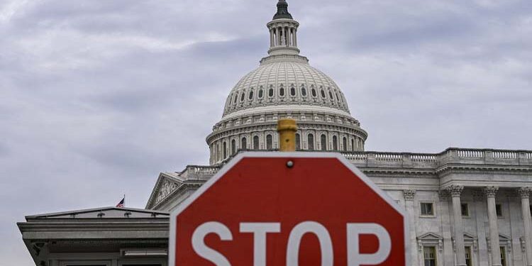 যুক্তরাষ্ট্রে শাটডাউন অব্যাহত, আরও ৪ শতাংশ ফ্লাইট কমানোর নির্দেশ