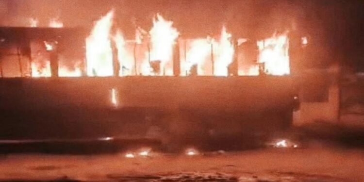 হাজারীবাগ বেড়িবাঁধে বাসে আগুন: রাজধানীতে আবারও নাশকতা