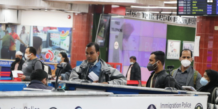 কঠিন হয়ে উঠছে ইমিগ্রেশন পার হওয়া 