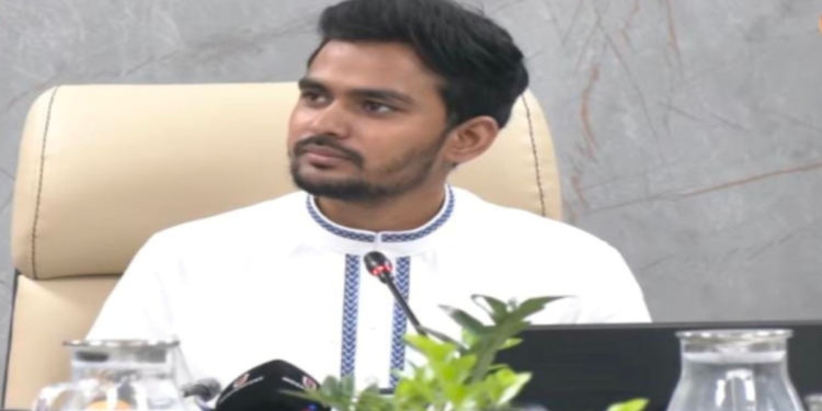 নির্বাচনে অংশ নেওয়ার আলোচনার মাঝেই বুধবার ব্রিফিংয়ে আসছেন উপদেষ্টা আসিফ মাহমুদ