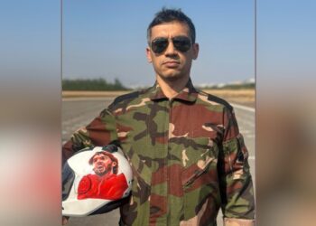 বিজয় দিবসে হাদির ছবি আঁকা হেলমেট পরে প্যারাস্যুট জাম্প করবেন আশিক চৌধুরী