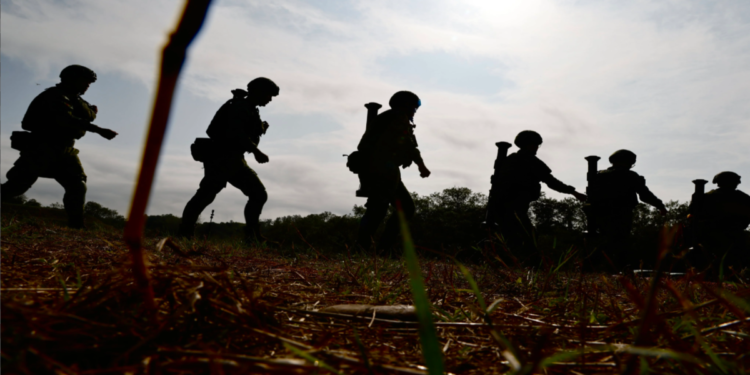 তাইওয়ানে অস্ত্র বিক্রির জেরে ৩০টি মার্কিন প্রতিষ্ঠান ও ব্যক্তির ওপর চীনের নিষেধাজ্ঞা