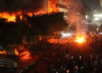 আল জাজিরার প্রতিবেদন: বাংলাদেশে উত্তেজনার ঢেউ, ২০২৪ সালের বিদ্রোহী নেতা হত্যার পর প্রতিবাদে উত্তাল রাস্তাঘাট