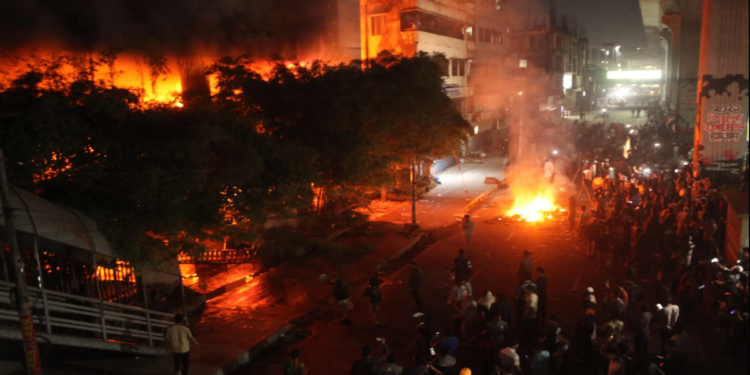 আল জাজিরার প্রতিবেদন: বাংলাদেশে উত্তেজনার ঢেউ, ২০২৪ সালের বিদ্রোহী নেতা হত্যার পর প্রতিবাদে উত্তাল রাস্তাঘাট