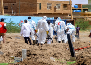 খার্তুমে অস্থায়ী কবর থেকে মরদেহ উত্তোলনে ফের জেগে উঠছে স্বজনহারা পরিবারের বেদনা