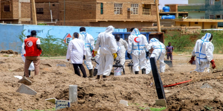 খার্তুমে অস্থায়ী কবর থেকে মরদেহ উত্তোলনে ফের জেগে উঠছে স্বজনহারা পরিবারের বেদনা