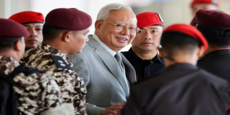 মালয়েশিয়ার প্রাক্তন প্রধানমন্ত্রী নাজিব রাজার বিরুদ্ধে অর্থপাচার ও ক্ষমতার অপব্যবহারের দোষী সাব্যস্ত