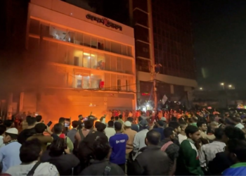 সংবাদমাধ্যমে আগুন, শ্বাসরুদ্ধ অভিজ্ঞতা: ঢাকায় সহিংসতায় আতঙ্কিত সাংবাদিকরা