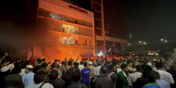 সংবাদমাধ্যমে আগুন, শ্বাসরুদ্ধ অভিজ্ঞতা: ঢাকায় সহিংসতায় আতঙ্কিত সাংবাদিকরা