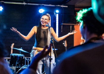 স্ট্যান্ড-আপ কমেডি মানসিক স্বাস্থ্যের নতুন ওষুধ, বলছে গবেষণা