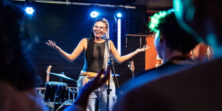 স্ট্যান্ড-আপ কমেডি মানসিক স্বাস্থ্যের নতুন ওষুধ, বলছে গবেষণা