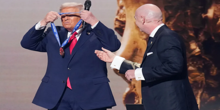 ট্রাম্পকে শান্তি পুরস্কার দেওয়ায় ইনফান্তিনোর বিরুদ্ধে ফিফার নিরপেক্ষতা ভঙ্গের অভিযোগ