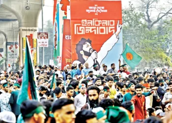 লাখো মানুষের অশ্রুসিক্ত বিদায়: বিদ্রোহী কবির পাশে চিরনিদ্রায় শায়িত হলেন ওসমান হাদি