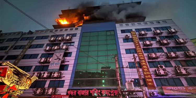 গুলিস্তানে বাণিজ্যিক ভবনের গোডাউনে অগ্নিকাণ্ড, ৯ ইউনিটের চেষ্টায় আগুন নিয়ন্ত্রণে
