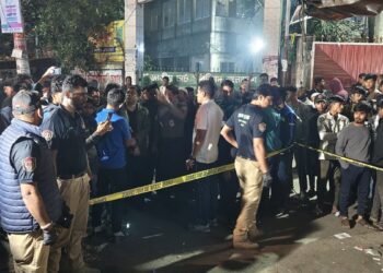 মগবাজারে ফ্লাইওভার থেকে ককটেল নিক্ষেপ: প্রাণ গেল এক যুবকের
