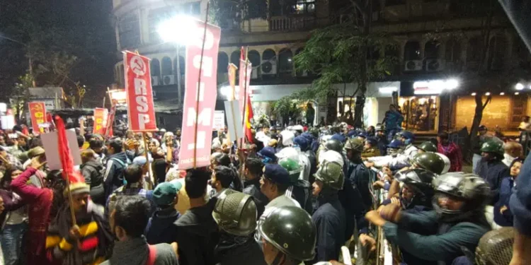 কলকাতায় বাংলাদেশের উপদূতাবাস অভিমুখে বামপন্থি দলগুলোর মিছিল