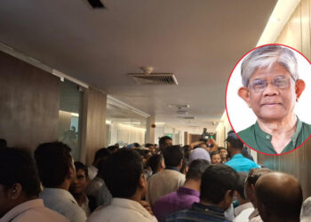 সচিবালয় অবরোধে উত্তপ্ত দিন— ছয় ঘণ্টা আটকে থাকার পর বের হলেন অর্থ উপদেষ্টা