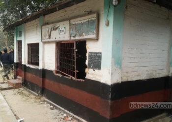 ঠাকুরগাঁওয়ে রাতের আঁধারে মাজার ভাঙচুর, এলাকায় উত্তেজনা