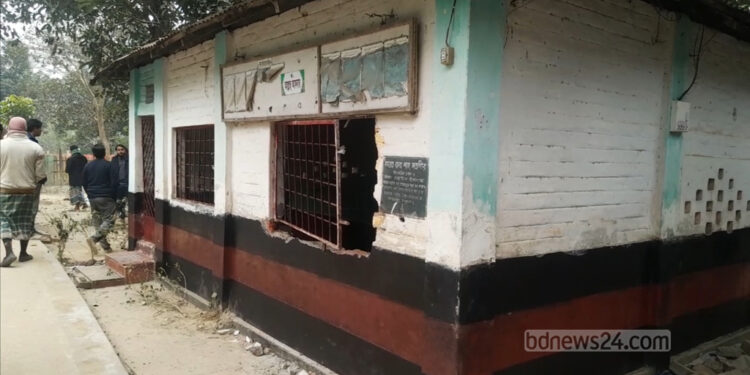 ঠাকুরগাঁওয়ে রাতের আঁধারে মাজার ভাঙচুর, এলাকায় উত্তেজনা