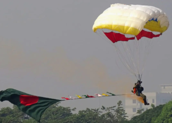দেশের পতাকা হাতে ৫৪ জন প্যারাট্রুপিং করে বিশ্ব রেকর্ড বাংলাদেশের