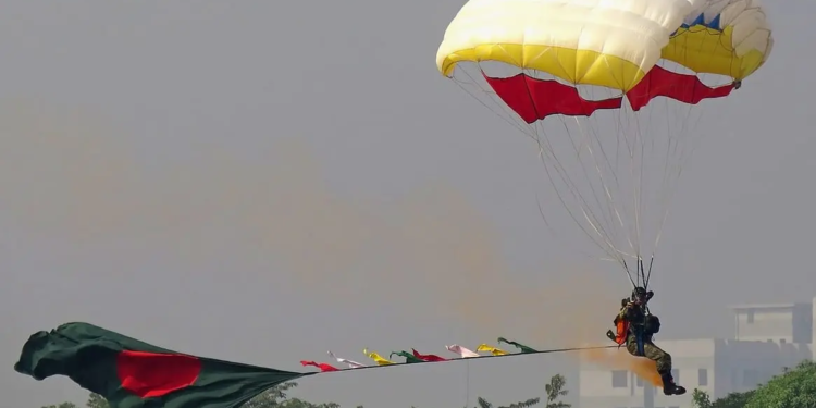 দেশের পতাকা হাতে ৫৪ জন প্যারাট্রুপিং করে বিশ্ব রেকর্ড বাংলাদেশের