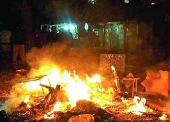 দেশের বিভিন্ন স্থানে রাজনৈতিক সহিংসতা ও অগ্নিসংযোগ সাবেক মন্ত্রীদের বাড়ি ও নির্বাচন অফিসে হামলা