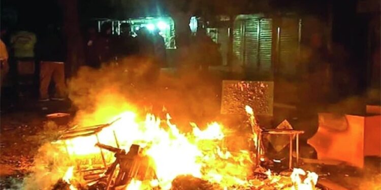 দেশের বিভিন্ন স্থানে রাজনৈতিক সহিংসতা ও অগ্নিসংযোগ সাবেক মন্ত্রীদের বাড়ি ও নির্বাচন অফিসে হামলা