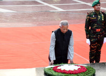 শহীদ বুদ্ধিজীবী স্মৃতিসৌধে প্রধান উপদেষ্টার শ্রদ্ধা