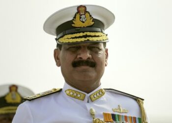 বাংলাদেশ ইস্যুতে ‘নির্বাচন পর্যন্ত অপেক্ষার’ বার্তা দিলেন ভারতের নৌবাহিনী প্রধান