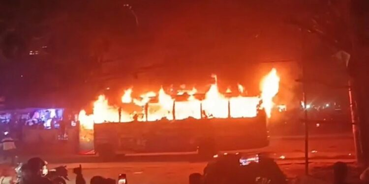 বাড্ডায় চলন্ত বাসে আগুন, ফায়ার সার্ভিস পৌঁছানোর আগেই নিভে যায়