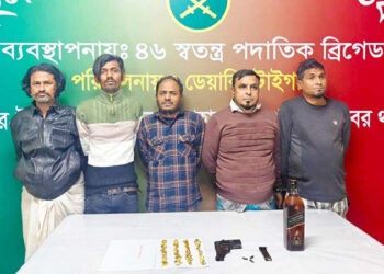 মোহাম্মদপুরে সেনাবাহিনীর অভিযান: বিদেশি পিস্তল ও পেট্রোল বোমাসহ গ্রেফতার ৫