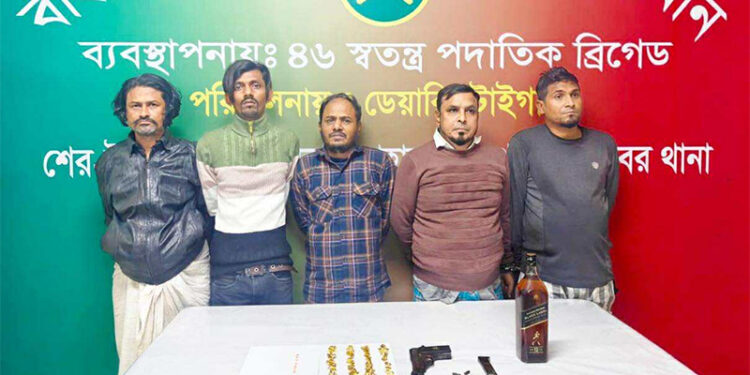 মোহাম্মদপুরে সেনাবাহিনীর অভিযান: বিদেশি পিস্তল ও পেট্রোল বোমাসহ গ্রেফতার ৫