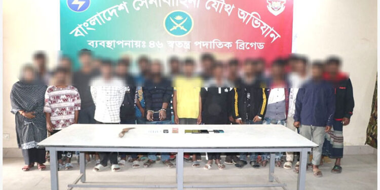 যৌথ বাহিনীর সাঁড়াশি অভিযানে ২১ অপরাধী আটক: উদ্ধার বিপুল অস্ত্র ও গোলাবারুদ