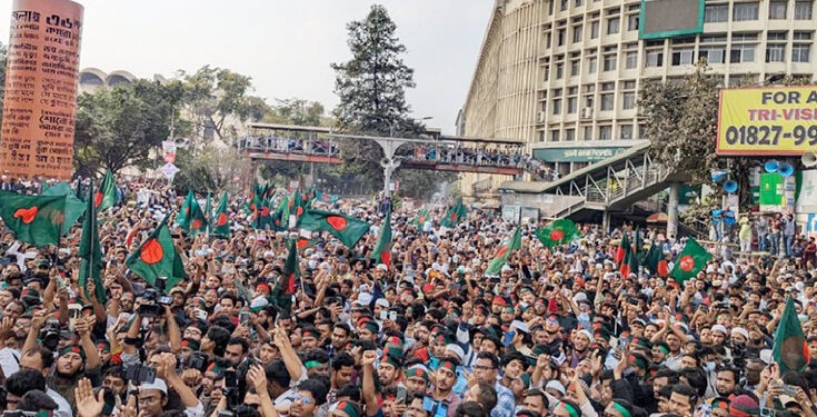 শাহবাগের বিক্ষোভে স্বরাষ্ট্র উপদেষ্টার পদত্যাগ দাবি