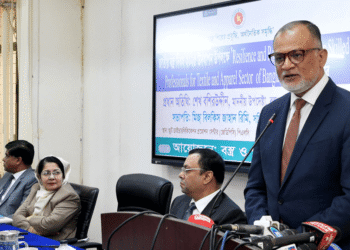 সরকারকে না জানিয়ে তেলের দাম বাড়ানোয় ব্যবসায়ীদের ‘কারণ দর্শাও’ নোটিস, বৈঠকে ডাক বাণিজ্য উপদেষ্টার
