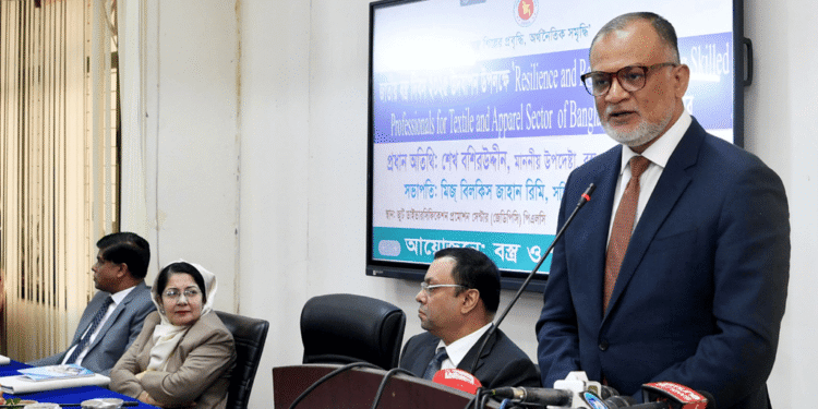 সরকারকে না জানিয়ে তেলের দাম বাড়ানোয় ব্যবসায়ীদের ‘কারণ দর্শাও’ নোটিস, বৈঠকে ডাক বাণিজ্য উপদেষ্টার