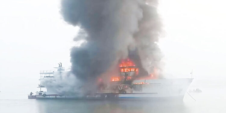 সেন্টমার্টিনগামী জাহাজে ভয়াবহ অগ্নিকাণ্ড: নিহত ১, তদন্তে ৭ সদস্যের কমিটি