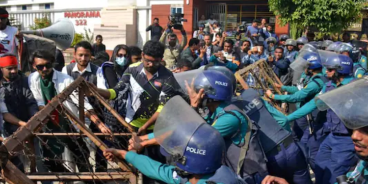 নিরাপত্তা পরিস্থিতির কারণে বাংলাদেশ থেকে ভারতীয় কূটনীতিকদের পরিবার প্রত্যাহারের সিদ্ধান্ত