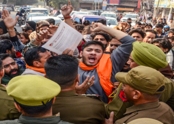 মুসলিম শিক্ষার্থীরা বেশি সুযোগ পাওয়ায় কাশ্মীরে মেডিকেল কলেজ বন্ধ করল ভারত