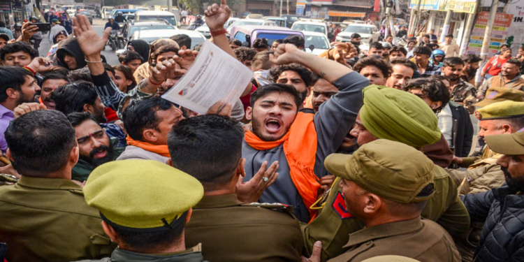 মুসলিম শিক্ষার্থীরা বেশি সুযোগ পাওয়ায় কাশ্মীরে মেডিকেল কলেজ বন্ধ করল ভারত