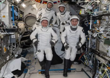 চিকিৎসাজনিত কারণে আইএসএস থেকে আগেভাগে ফেরার পর পৃথিবীতে অবতরণ চার নভোচারীর