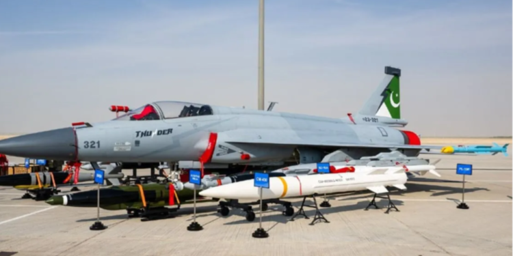 কেন বাংলাদেশসহ বিভিন্ন দেশে জেএফ-১৭ যুদ্ধবিমান বিক্রি করতে চায় পাকিস্তান?