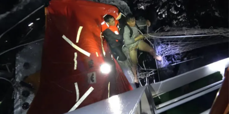 দক্ষিণ চীন সাগরের বিবাদপূর্ণ এলাকায় কার্গো জাহাজ ডুবে অন্তত দুই নাবিকের মৃত্যু