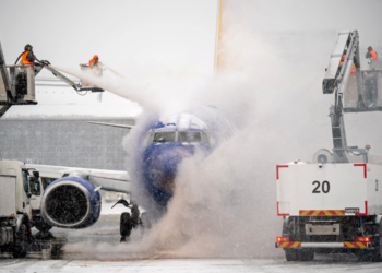 ‘ঐতিহাসিক’ শীতে বিপর্যস্ত যুক্তরাষ্ট্র, হাজারো ফ্লাইট বাতিল, বিদ্যুৎহীন লক্ষাধিক মানুষ