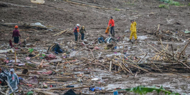 ইন্দোনেশিয়ায় ভূমিধসে নিহত ১০, নিখোঁজ প্রায় ৮০ জনের সন্ধানে আবারও উদ্ধার অভিযান