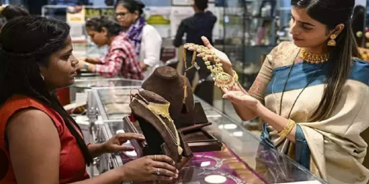 ইতিহাসে প্রথমবার পাঁচ হাজার ডলার ছাড়াল সোনার দাম