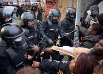 কঠোর নীতির পথে পশ্চিমা দেশগুলো, বৈধতার পথে স্পেনের পাঁচ লাখ অভিবাসী