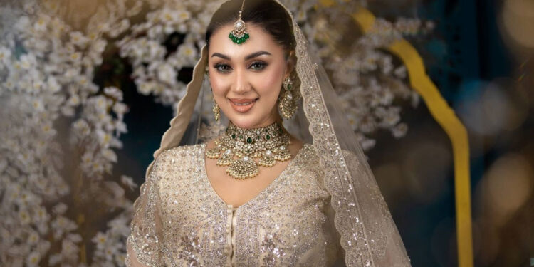 ব্রাইডাল ফটোশুটে নজর কাড়লেন অপু বিশ্বাস