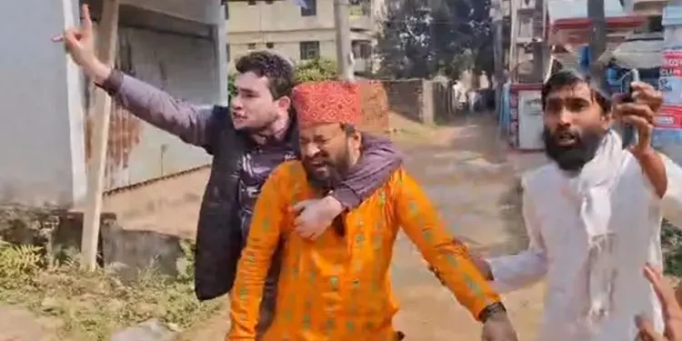 জুলাই আন্দোলনের বিরোধিতা: চবি শিক্ষককে ধাওয়া দিয়ে আটক করলেন শিক্ষার্থীরা