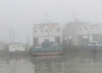 ঘন কুয়াশায় দৌলতদিয়া-পাটুরিয়া নৌরুটে ফেরি চলাচল বন্ধ: মাঝনদীতে আটকা দুটি ফেরি